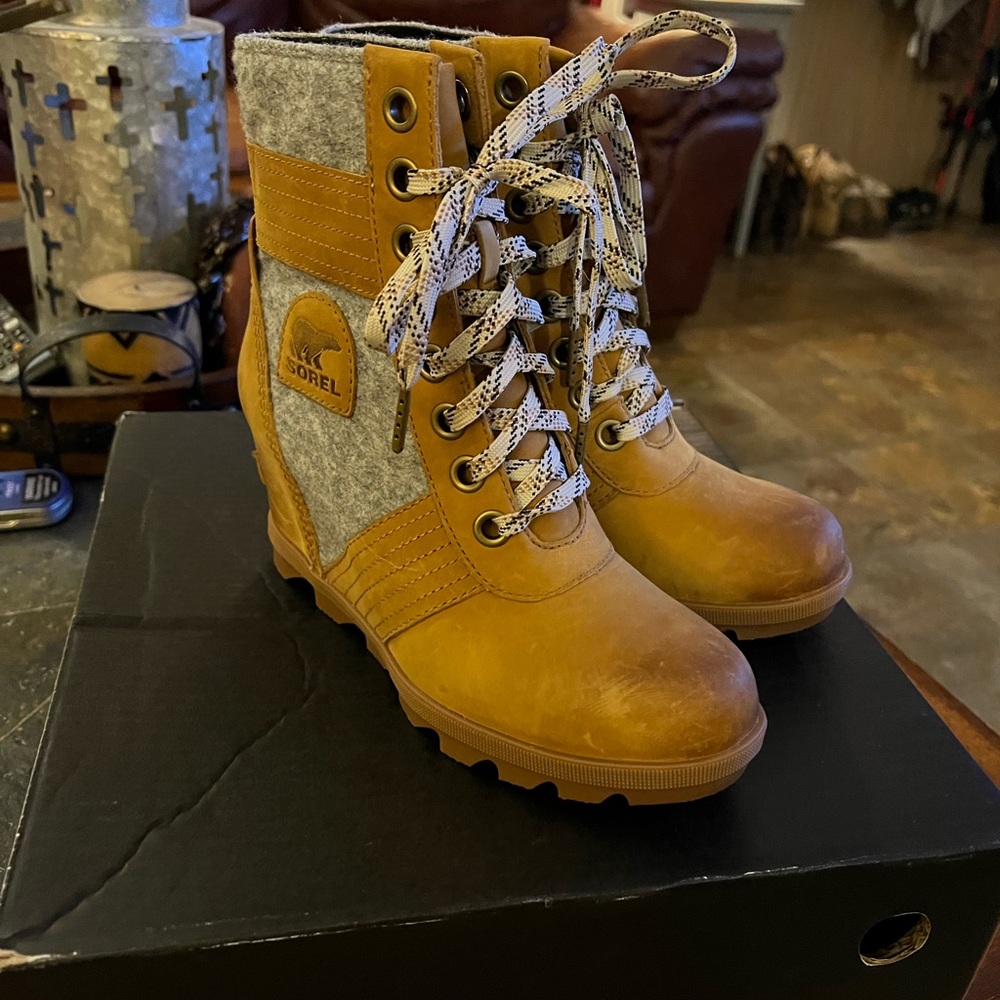 Womens Joan of Arctic II Wedge Bootie
